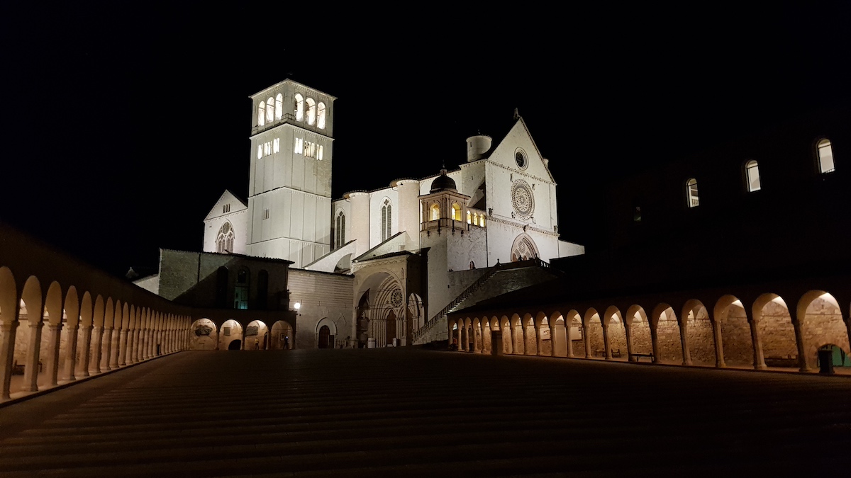Cammino di Assisi - Piazza inferiore di San Francesco in notturna