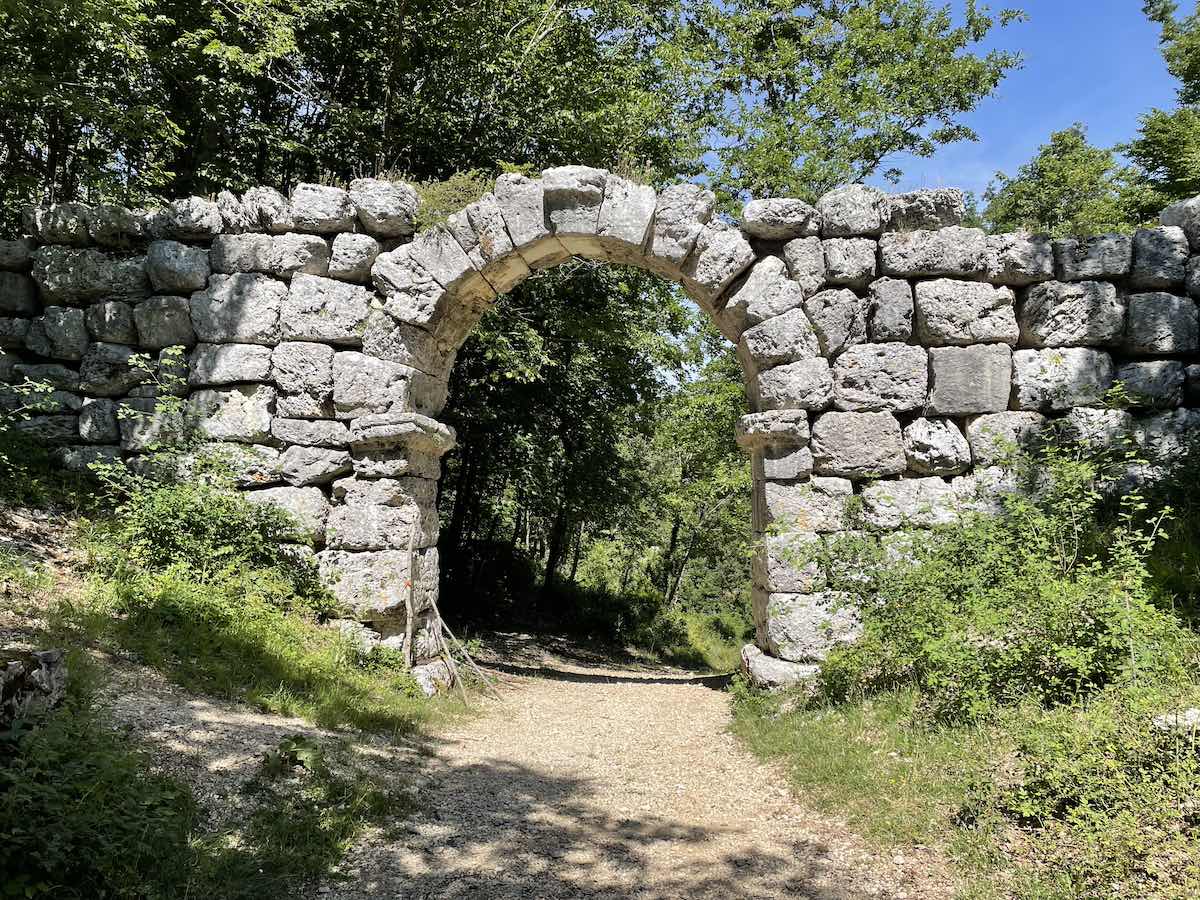Cammino di San Benedetto - L'arco di Trevi a Guarcino