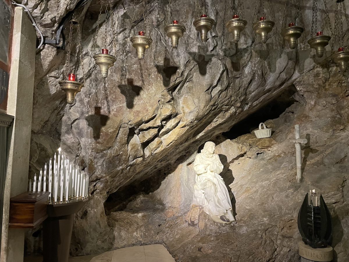 Cammino di San Benedetto - Grotta sacra nel Santuario del Sacro Speco a Subiaco