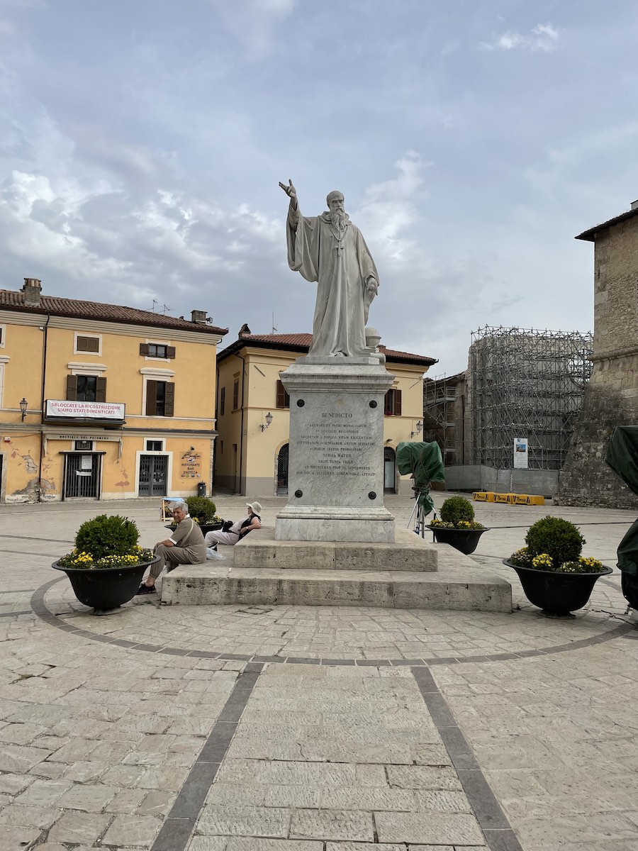 Cammino di San Benedetto - Statua di San Benedetto a Norcia