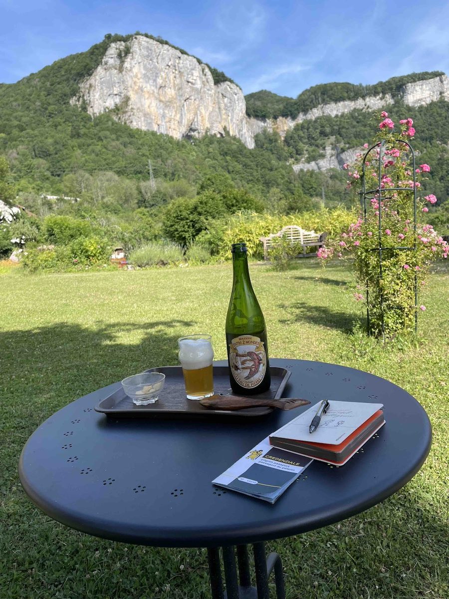 Via Francigena - Momento di riposo a Mouthier-Haute-Pierre in Francia