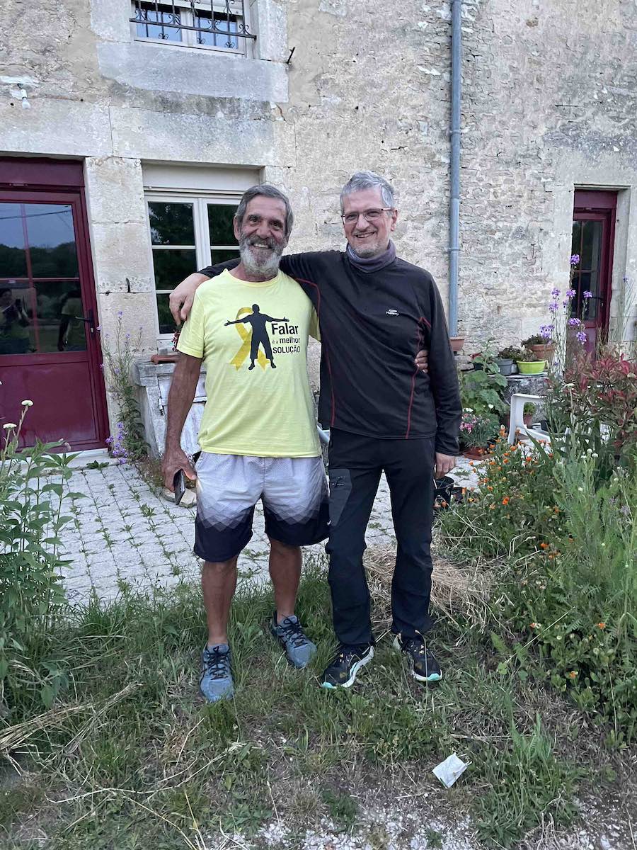 Via Francigena - Io ed Eliomar, pellegrino brasiliano, davanti alla casa di Elisabeth, che mi ha ospitato a Marac