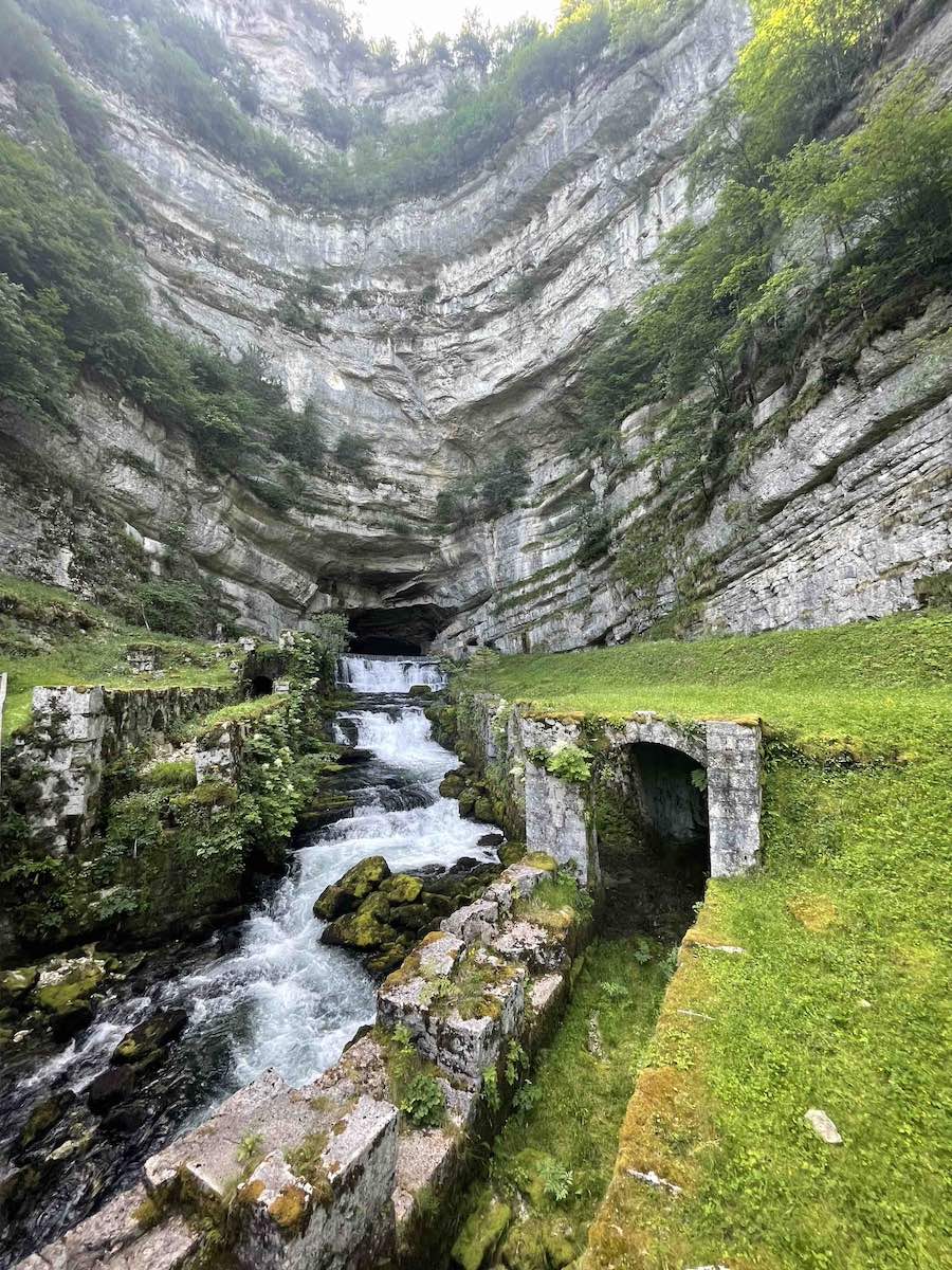 Via Francigena - Sorgente del fiume Loue vicino al villaggio di Ouhans