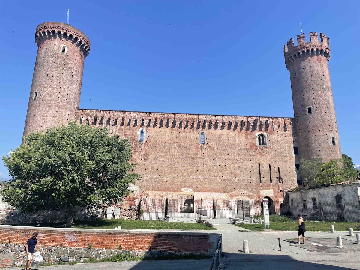Via Francigena - Castello di Ivrea detto Castello dalle rosse torri in Piemonte