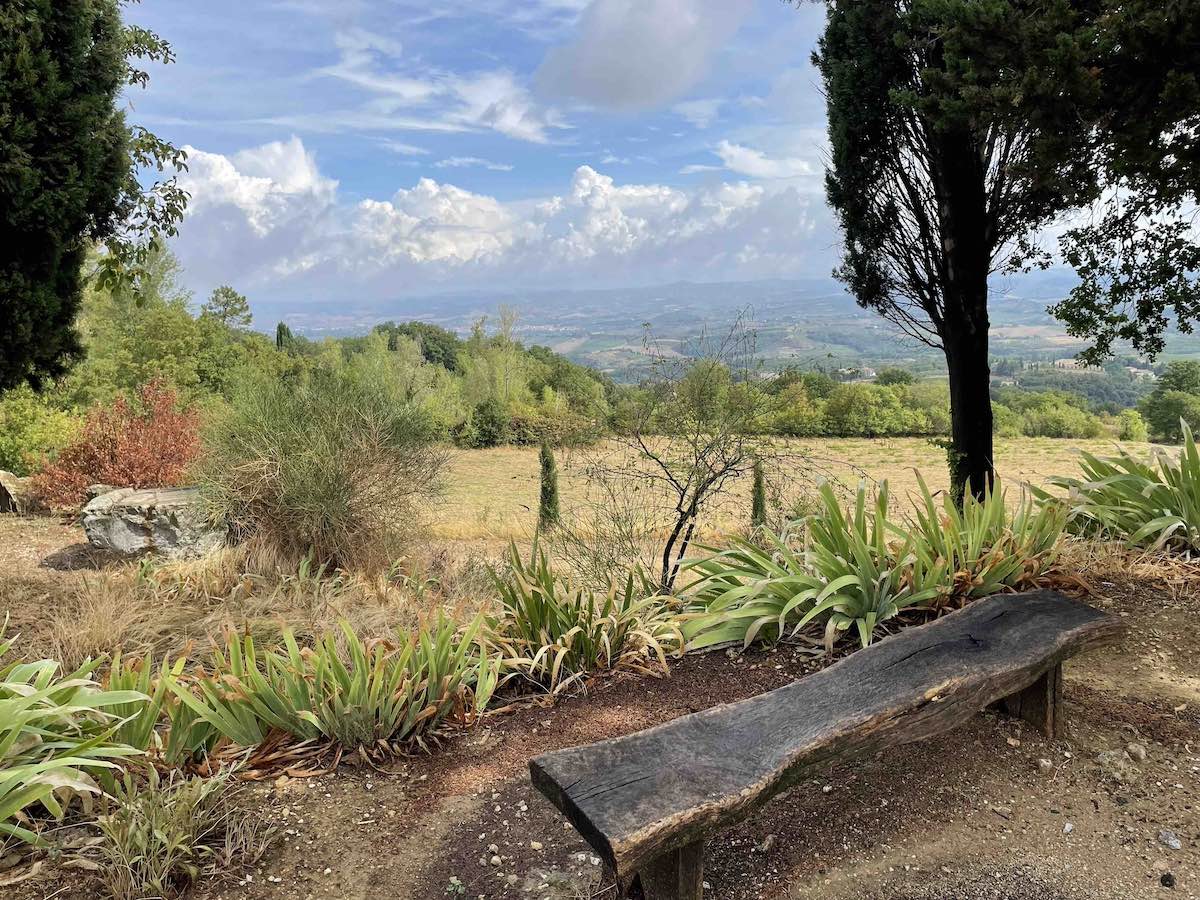 Via Francigena - Panorama sulle colline di San Gimignano dalla pieve di Cellole in Toscana