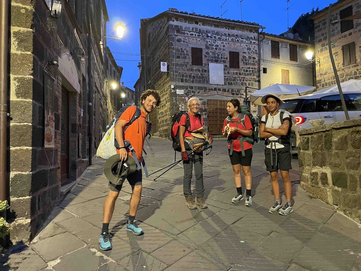 Via Francigena - Pellegrini in partenza da Radicofani in Toscana
