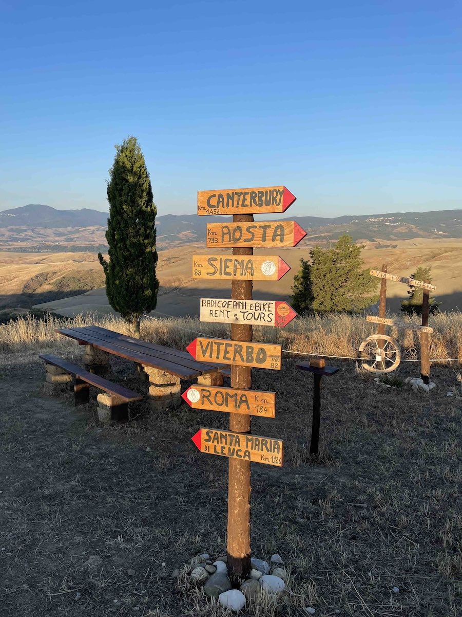 Via Francigena - Cartello con le distanze delle città lungo la tappa tra Radicofani e Acquapendente in Italia