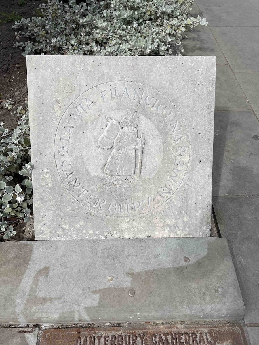 Via Francigena - Canterbury, pietra miliare km 0 davanti alla Cattedrale di Canterbury