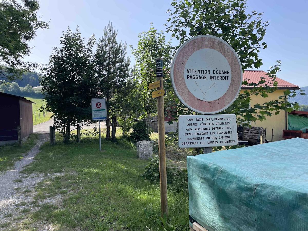 Via Francigena - Dogana al confine tra Francia e Svizzera
