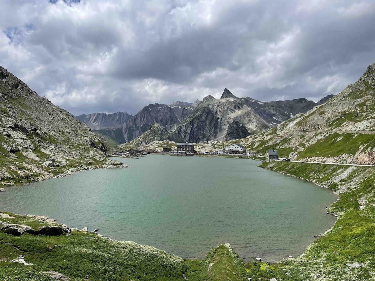 Via Francigena - Lago del Colle del Gran San Bernardo tra Svizzera e Italia a 2447 metri